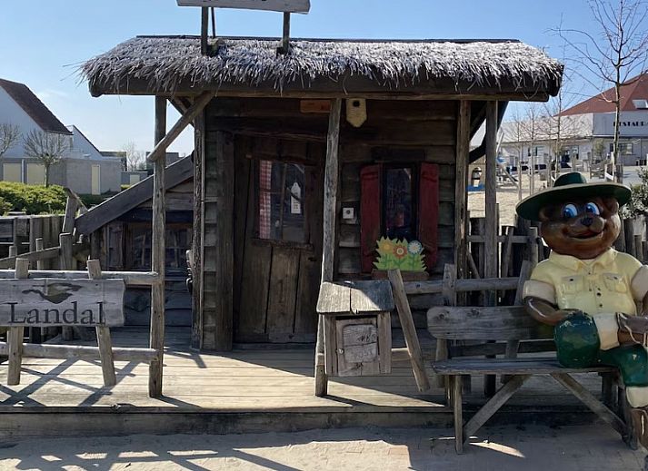Comfortable bedroom in vacation home Zeelandmuschel, Den Osse, Schouwen-Duiveland, with bright interior and workspace.