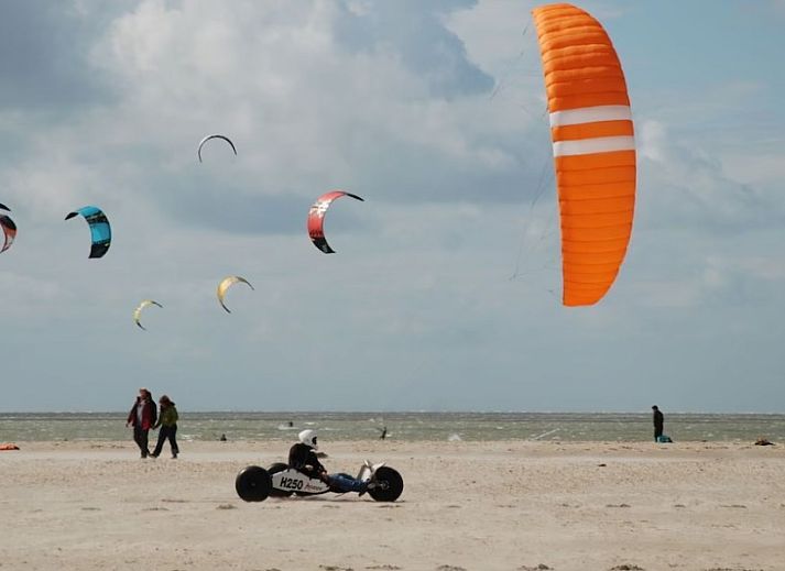 Cozy children's room with two beds in vacation home Zeelandmuschel, Den Osse, Schouwen-Duiveland, Zeeland.