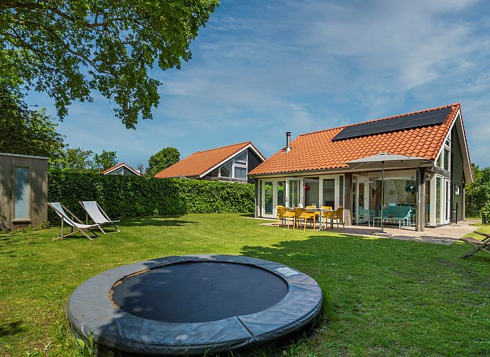 Vacation home Westerduyn 7 Erica in Westenschouwen with spacious garden and terrace in Zeeland.