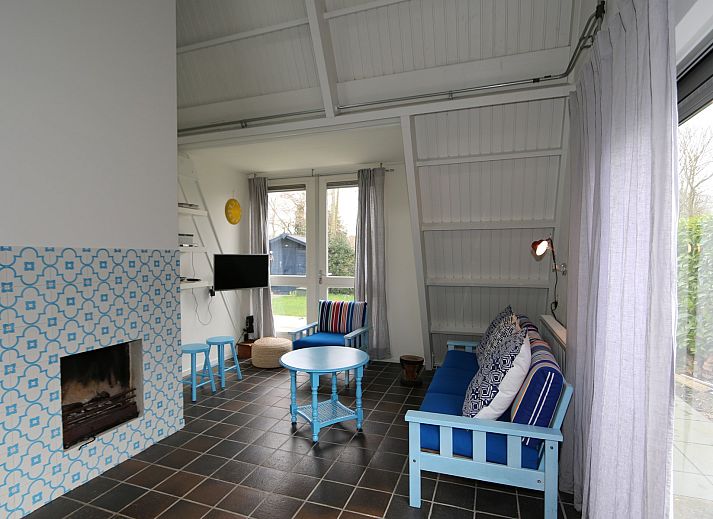 Sonnige Terrasse mit bunten Stuehlen im Ferienhaus Schouwse Stee 3, Westenschouwen