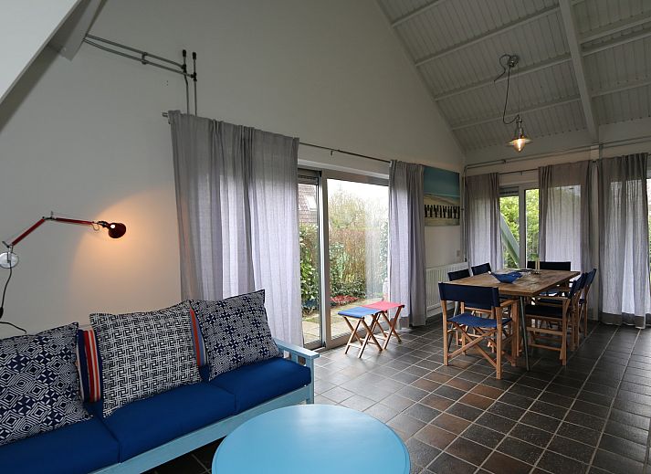 Sonnige Terrasse mit bunten Stuehlen im Ferienhaus Schouwse Stee 3, Westenschouwen