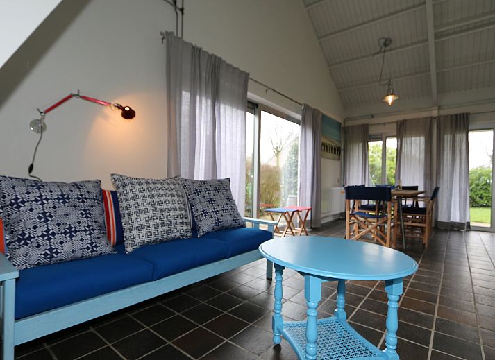 Sonnige Terrasse mit bunten Stuehlen im Ferienhaus Schouwse Stee 3, Westenschouwen