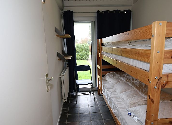 Ferienhaus Schouwse Stee 3 in Westenschouwen mit Sonnenschirm und Gartentisch