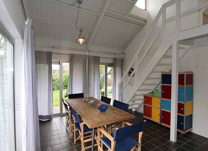 Ferienhaus Schouwse Stee 3 in Westenschouwen mit Sonnenschirm und Gartentisch