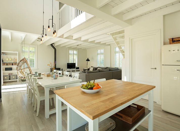 Terras met eetgelegenheid bij Vakantiehuis Scalde Oort 3 in Westenschouwen, omgeven door natuur.