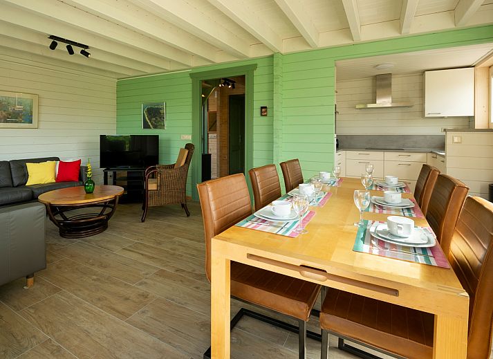 Frontansicht des Ferienhauses Scalde Oort 43 Duinzigt in Westenschouwen, umgeben von viel Gruen in Schouwen-Duiveland, Zeeland.