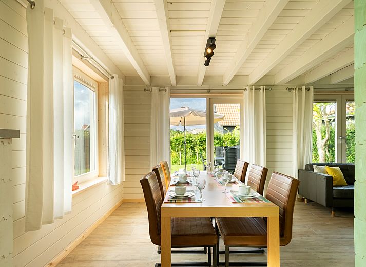 Frontansicht des Ferienhauses Scalde Oort 43 Duinzigt in Westenschouwen, umgeben von viel Gruen in Schouwen-Duiveland, Zeeland.