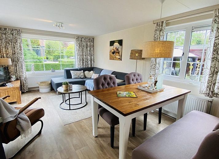 Gemuetliche Terrasse im Ferienhaus VZ539 Ouwerkerk, umgeben von gruenen Hecken in Zeeland.