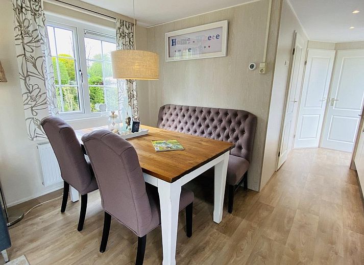 Gemuetliche Terrasse im Ferienhaus VZ539 Ouwerkerk, umgeben von gruenen Hecken in Zeeland.