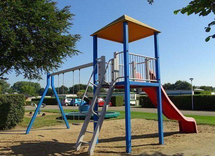 Essecke und Wohnzimmer in VZ539 Ferienhaus Ouwerkerk, modern und gemuetlich in Schouwen-Duiveland.