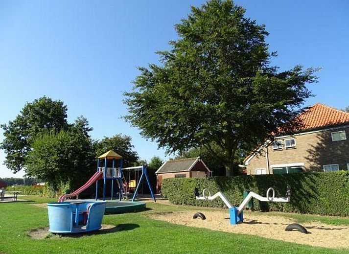 Essecke und Wohnzimmer in VZ539 Ferienhaus Ouwerkerk, modern und gemuetlich in Schouwen-Duiveland.
