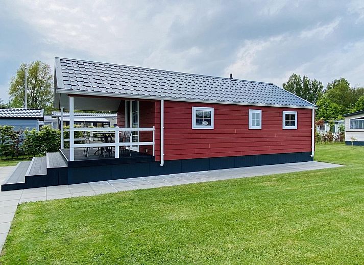 VZ538 Lodge Ouwerkerk in Zeeland mit einladender Veranda und grossem Garten.