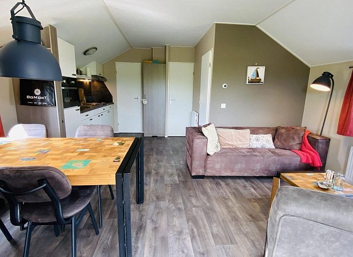 VZ538 Lodge Ouwerkerk in Zeeland mit einladender Veranda und grossem Garten.