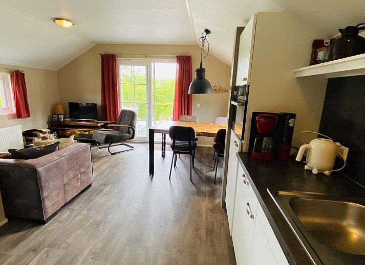 Luxurioese Terrasse in der VZ538 Lodge Ouwerkerk, Ferienunterkunft in Zeeland.