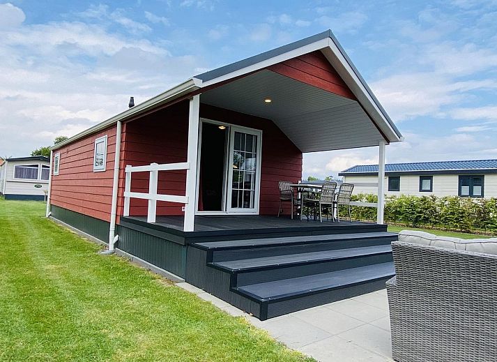 Esszimmer in VZ538 Lodge Ouwerkerk mit moderner Einrichtung in Schouwen-Duiveland.