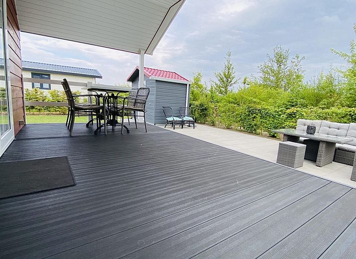 Esszimmer in VZ538 Lodge Ouwerkerk mit moderner Einrichtung in Schouwen-Duiveland.