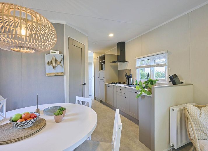 Ontspannen zithoek buiten bij Sunseeker chalet in Goedereede, Schouwen-Duiveland, Zeeland.