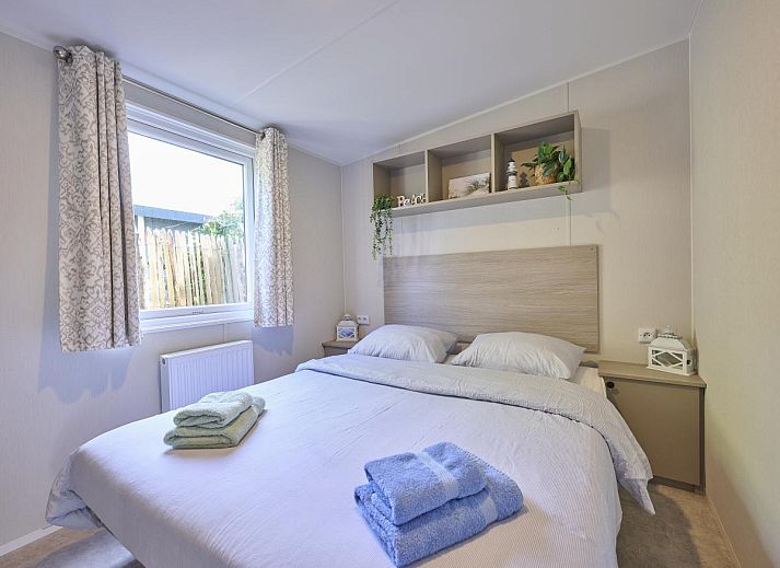 Ontspannen zithoek buiten bij Sunseeker chalet in Goedereede, Schouwen-Duiveland, Zeeland.