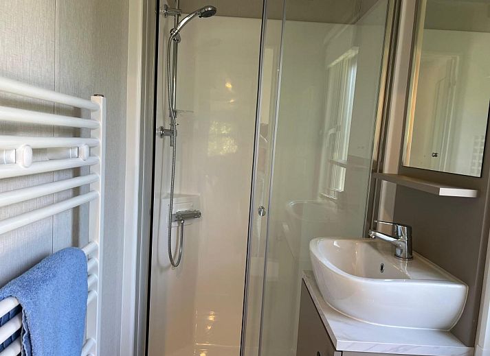 Ontspannen zithoek buiten bij Sunseeker chalet in Goedereede, Schouwen-Duiveland, Zeeland.