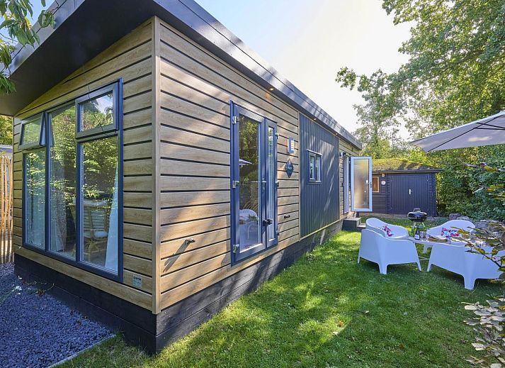 Ontspannen zithoek buiten bij Sunseeker chalet in Goedereede, Schouwen-Duiveland, Zeeland.