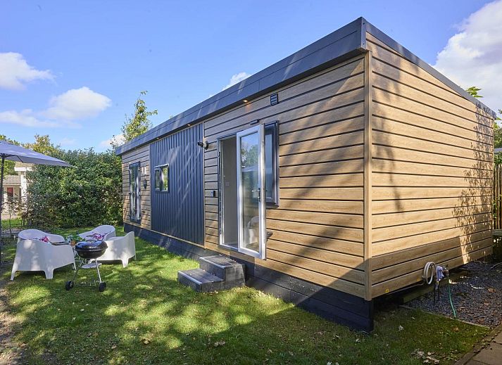 Ontspannen zithoek buiten bij Sunseeker chalet in Goedereede, Schouwen-Duiveland, Zeeland.