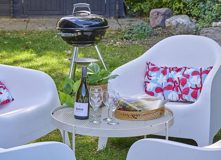 Lichte woonkamer van Sunseeker vakantiehuis in Goedereede, Schouwen-Duiveland, Zeeland.