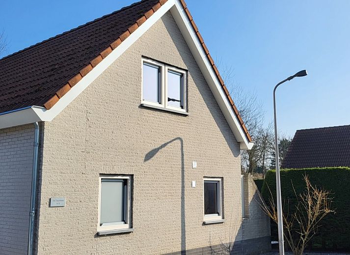De Duunhaes vakantiehuis in Ouddorp, Zeeland met zonnig terras en groene tuin voor een ontspannen verblijf.