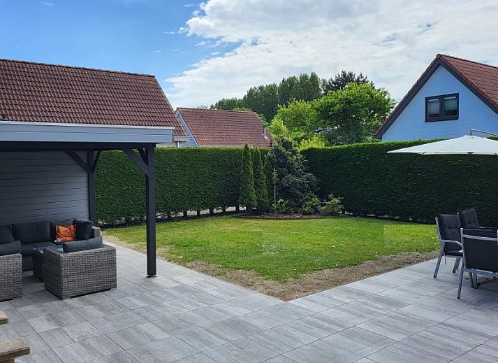 De Duunhaes vakantiehuis in Ouddorp, Zeeland met zonnig terras en groene tuin voor een ontspannen verblijf.