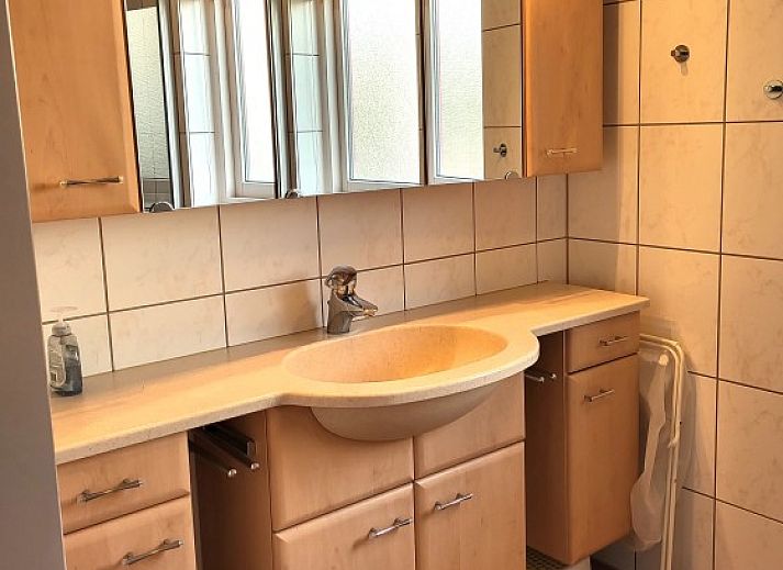 Voorzijde van De Duunhaes in Ouddorp, Schouwen-Duiveland, met charmante architectuur en rustige omgeving.