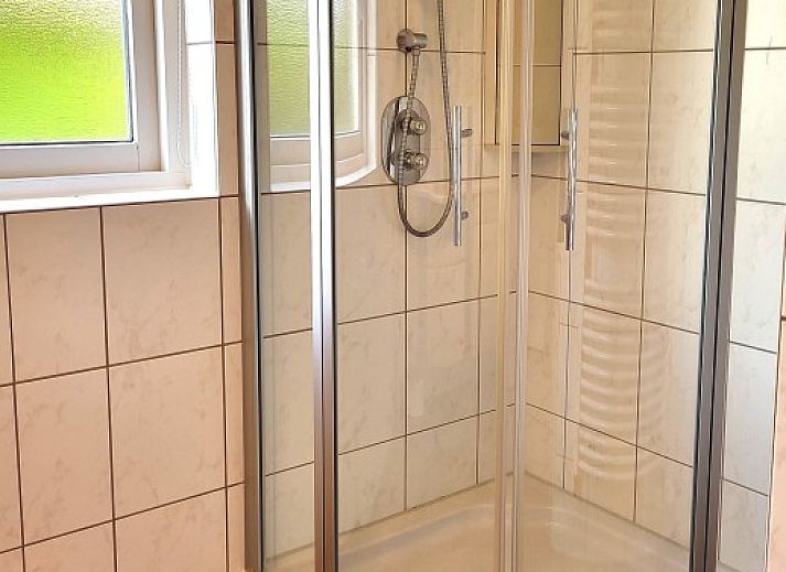 Voorzijde van De Duunhaes in Ouddorp, Schouwen-Duiveland, met charmante architectuur en rustige omgeving.