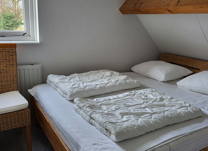 Voorzijde van De Duunhaes in Ouddorp, Schouwen-Duiveland, met charmante architectuur en rustige omgeving.