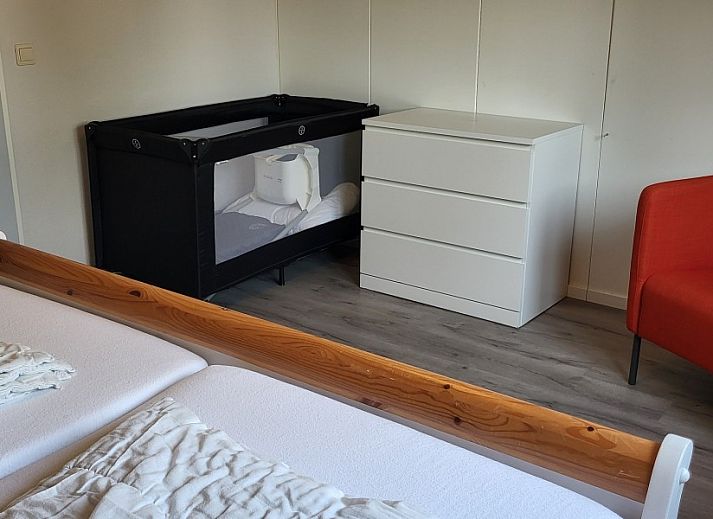 Voorzijde van De Duunhaes in Ouddorp, Schouwen-Duiveland, met charmante architectuur en rustige omgeving.