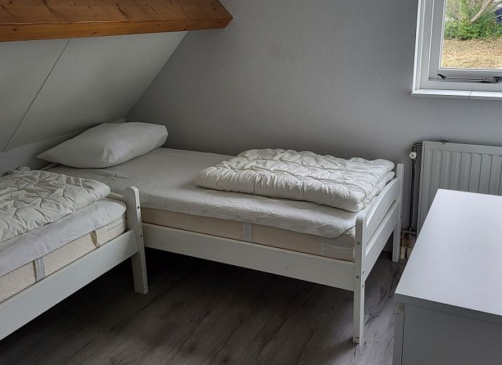 Ruim terras met zitgedeelte bij De Duunhaes vakantiehuis in Ouddorp, ideaal voor buitenactiviteiten en ontspanning.