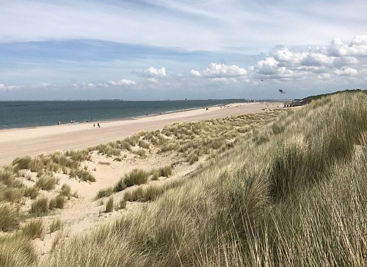 Ruim terras met zitgedeelte bij De Duunhaes vakantiehuis in Ouddorp, ideaal voor buitenactiviteiten en ontspanning.