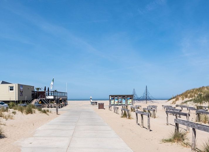 Gezellige woonkamer van De Duunhaes in Ouddorp, Zeeland met comfortabele zitbanken en moderne inrichting.
