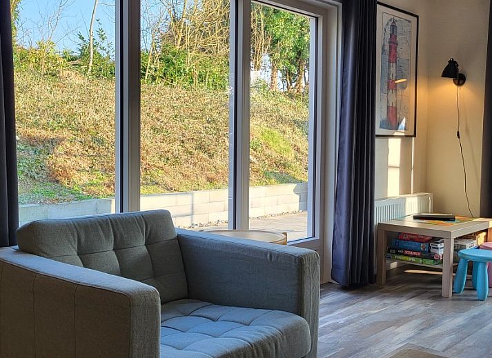 Stijlvolle keuken in De Duunhaes vakantiehuis, Ouddorp, met moderne apparatuur en uitnodigende eetruimte.