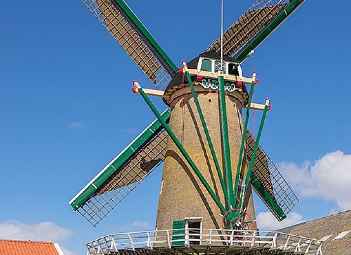 Stijlvolle keuken in De Duunhaes vakantiehuis, Ouddorp, met moderne apparatuur en uitnodigende eetruimte.
