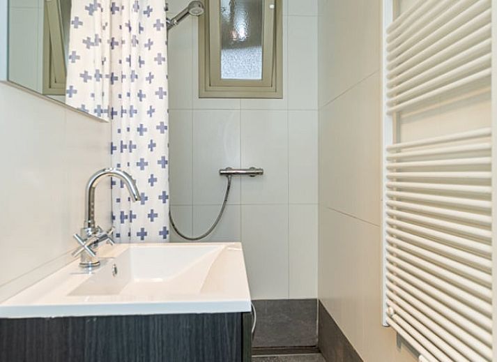 Gruene Umgebung im Ferienhaus in Looperskapelle, Schouwen-Duiveland, mit einer Tischtennisplatte im Garten.