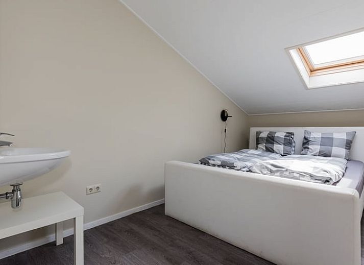 Erholsame Schaukel unter einem Baum mit Blick auf die Felder im Ferienhaus in Looperskapelle, Zeeland.