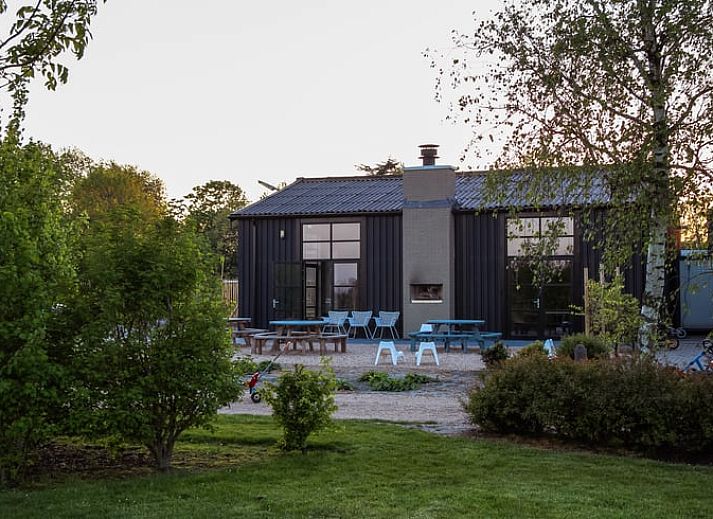 Erholsame Schaukel unter einem Baum mit Blick auf die Felder im Ferienhaus in Looperskapelle, Zeeland.