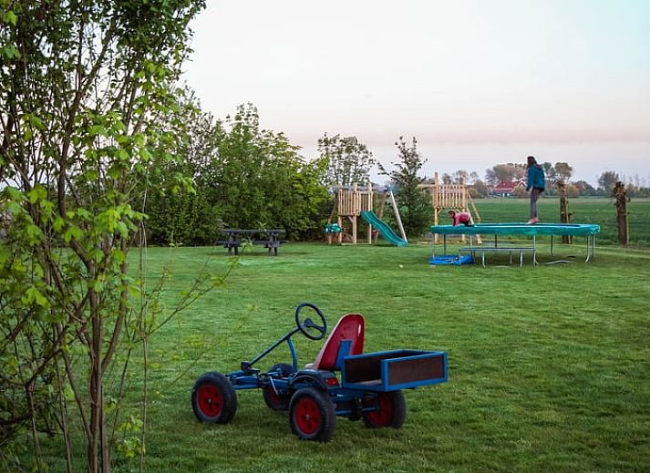 Gemuetliches Wohnzimmer des Ferienhauses in Looperskapelle, Schouwen-Duiveland, mit moderner Einrichtung.
