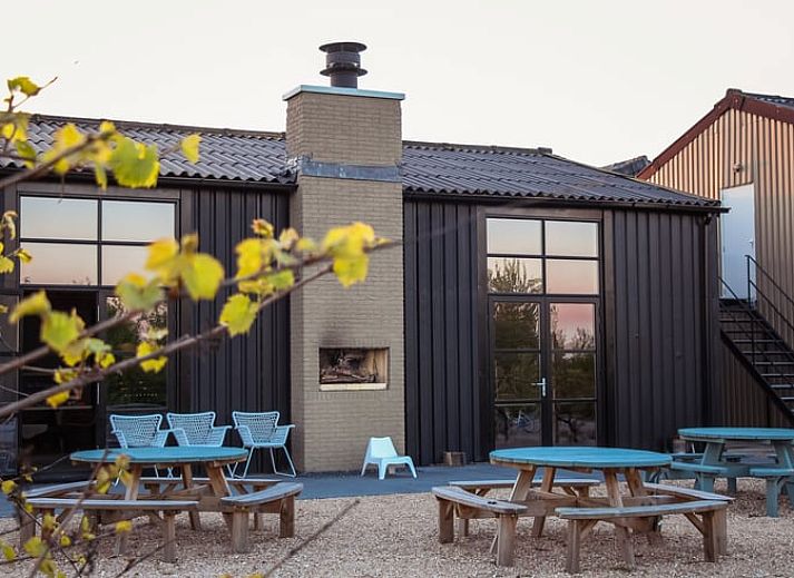 Gemuetliches Wohnzimmer des Ferienhauses in Looperskapelle, Schouwen-Duiveland, mit moderner Einrichtung.