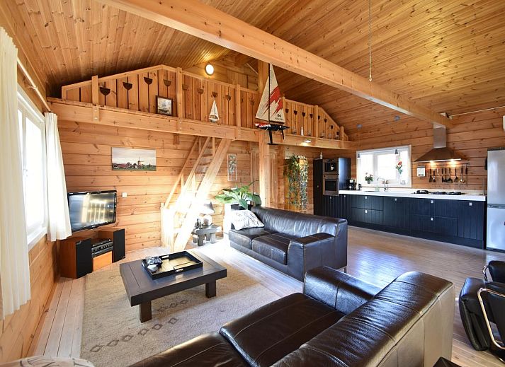 ZeeWolf vakantiehuis in Sint-Annaland, Tholen, Zeeland met houten veranda en groene tuin.