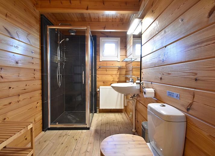 ZeeWolf vakantiewoning in Sint-Annaland, Tholen, Zeeland met ruime veranda en bloeiende tuin.