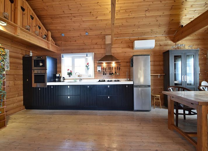 ZeeWolf vakantiewoning in Sint-Annaland, Tholen, Zeeland met ruime veranda en bloeiende tuin.