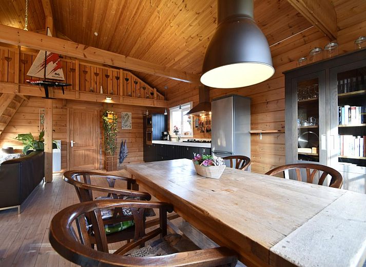 ZeeWolf vakantiewoning in Sint-Annaland, Tholen, Zeeland met ruime veranda en bloeiende tuin.