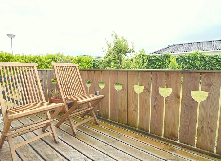ZeeWolf vakantiewoning in Sint-Annaland, Tholen, Zeeland met ruime veranda en bloeiende tuin.