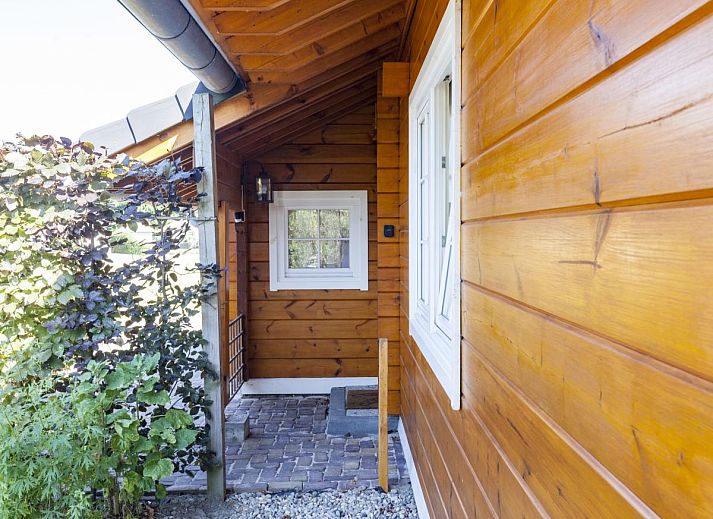 Gezellige woonkamer van ZeeWolf vakantiehuis in Sint-Annaland, Tholen, Zeeland met houten interieur.