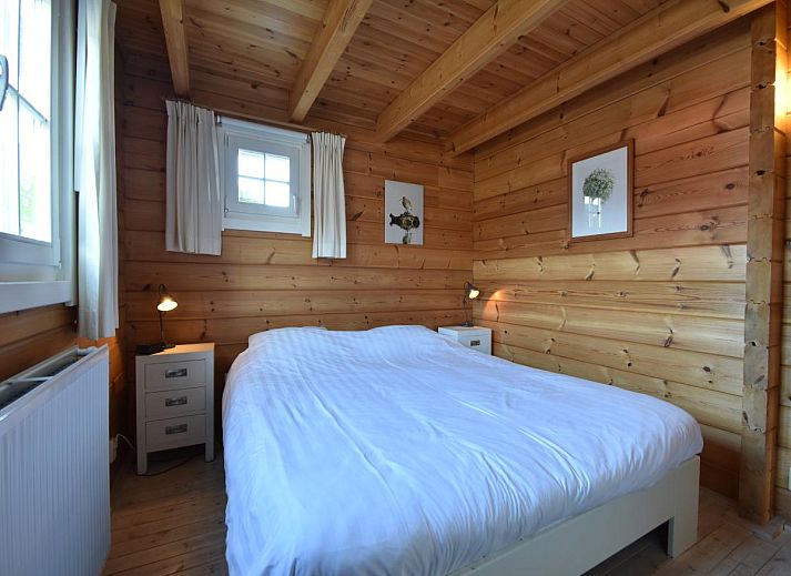 Gezellige woonkamer van ZeeWolf vakantiehuis in Sint-Annaland, Tholen, Zeeland met houten interieur.