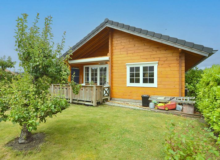 Moderne keuken in ZeeWolf vakantiewoning, Sint-Annaland, Tholen, Zeeland met houten afwerking.